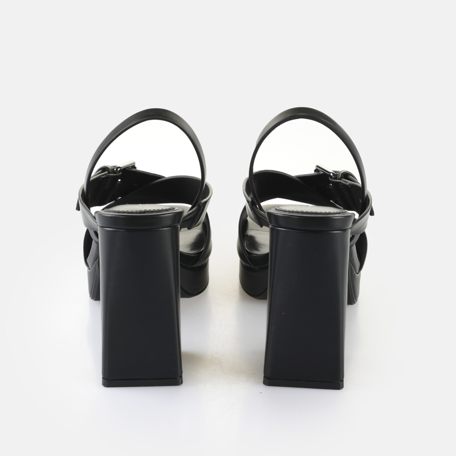 Buy Buffalo Liza Cross in nero in the BUFFALO® Shop