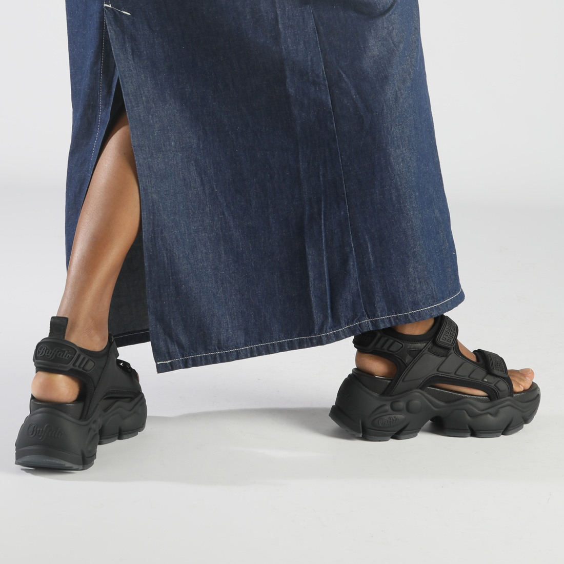 Buffalo London◆Buffalo Binary Trackサンダル◆ブラック Buy Buffalo Binary Track in black in the BUFFALO® Shop