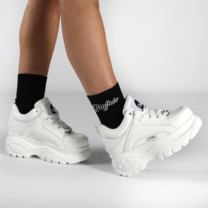 Buffalo Classic Low Patent Leather blanc 62418 2