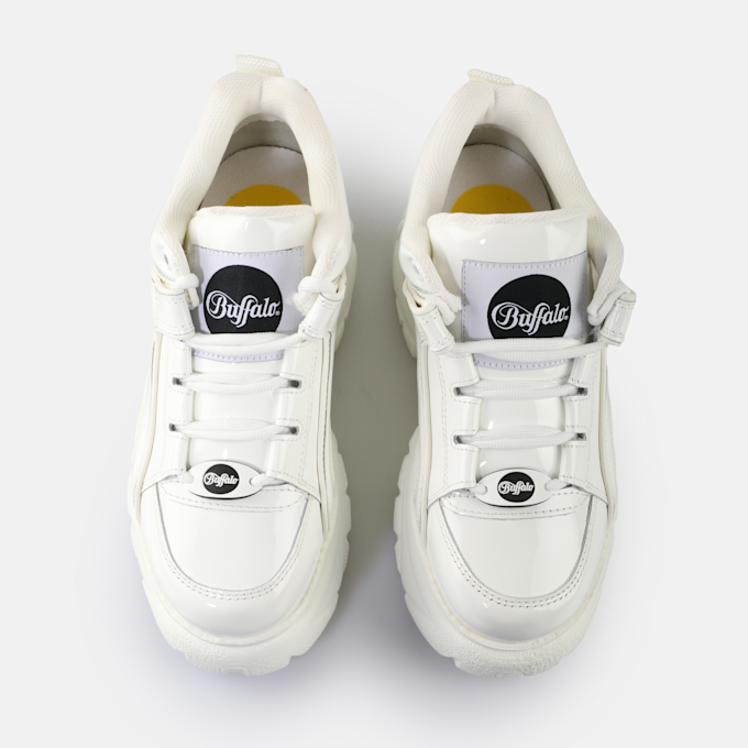 Buffalo Classic Low Patent Leather blanc 62418 3