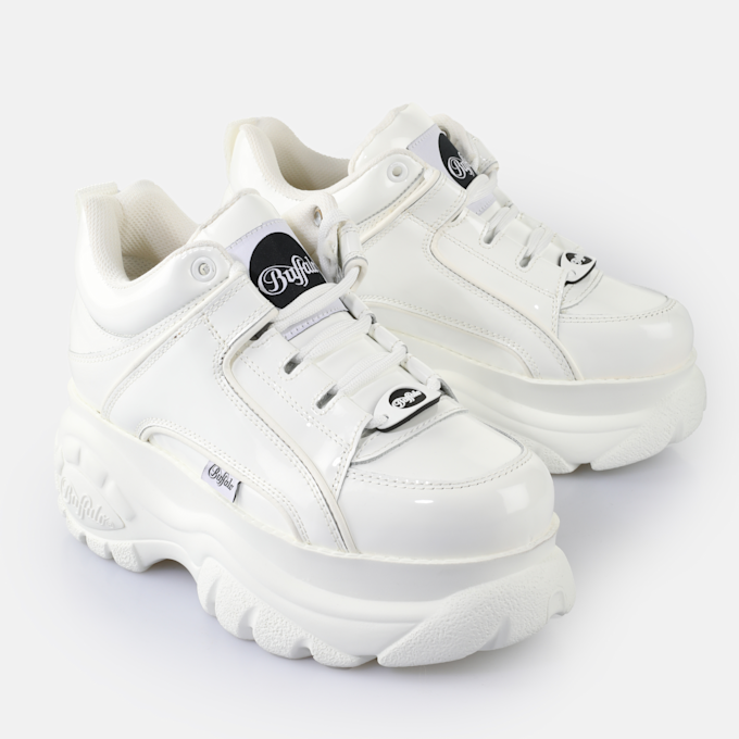 Buffalo Classic Low Patent Leather blanc 62418 4
